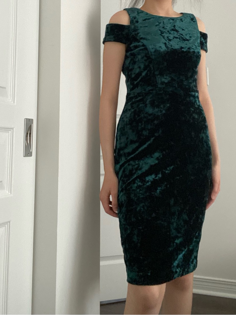 Vince Camuto Emerald Green Cold Shoulder Crushed Velvet Sheath Dress - Picture 3 of 10